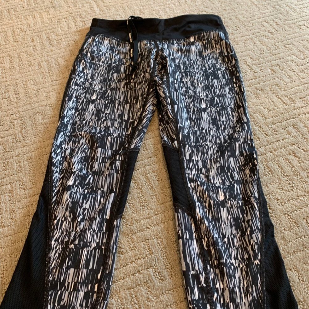 Nike Dri-Fit  Crop Leggings-Size S